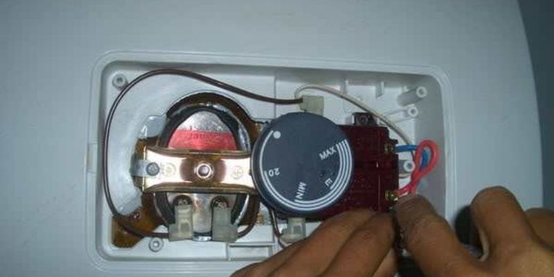 aptomat binh nong lanh bi nhay thuong