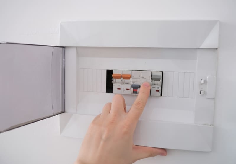 aptomat-khong-nhay-nhung-mat-dien