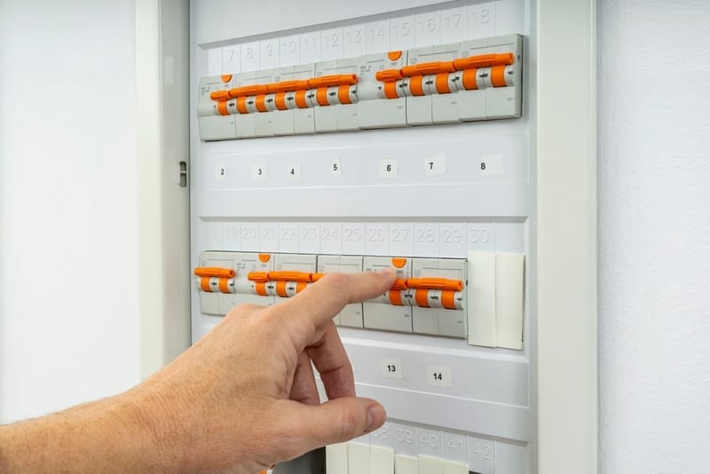 aptomat thinh thoang bi nhay 