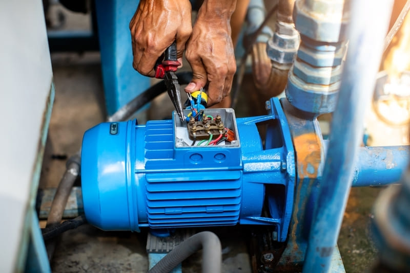 may-bom-nuoc-bi-nhay-aptomat