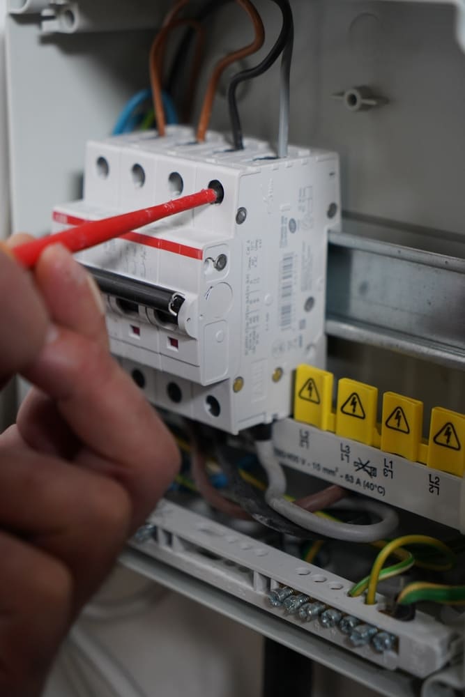 aptomat khong gat len duoc