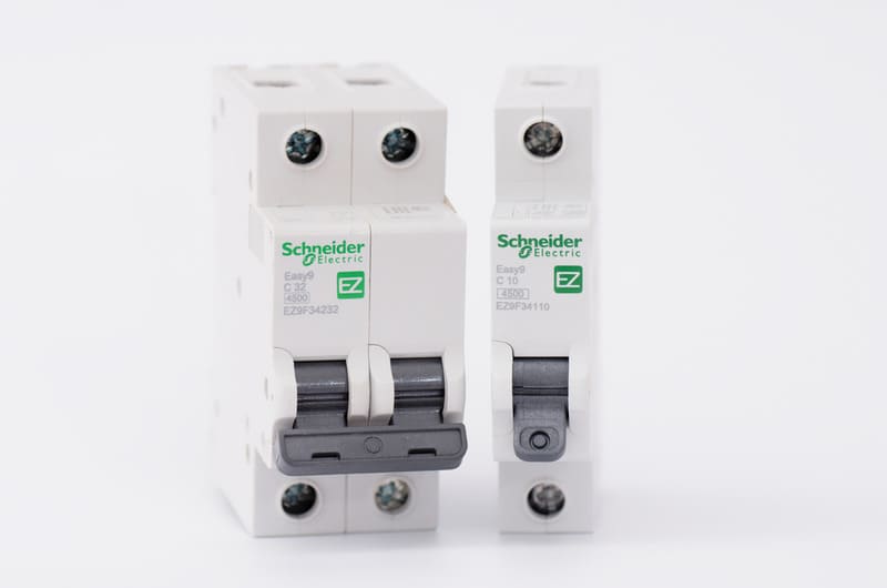 so-sanh-aptomat-1-pha-2-cuc-va-1-cuc