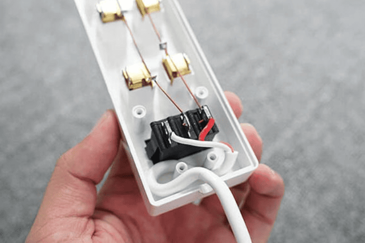 cach-noi-day-dien-vao-o-cam-1